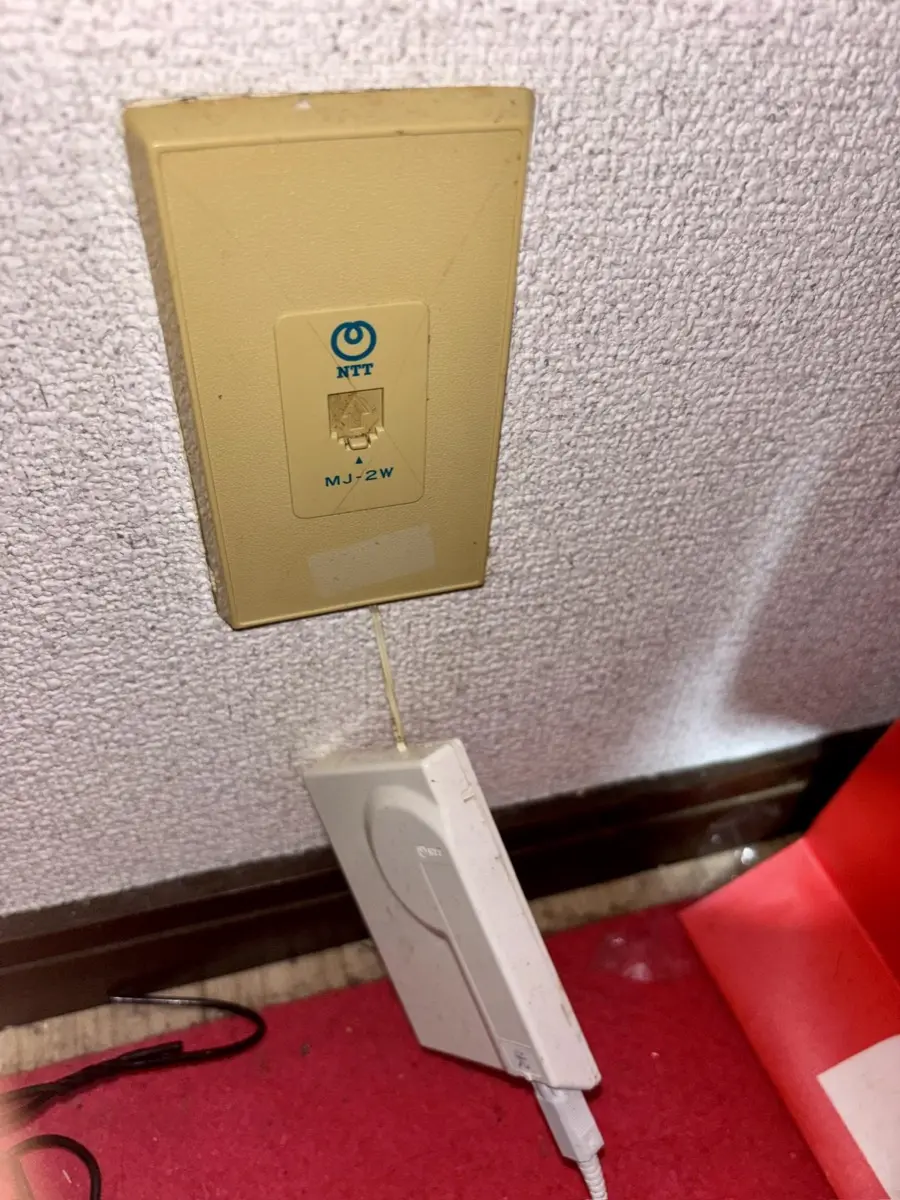 マンションでドコモ光を光配線方式で契約した体験者（20代男性）のルーター設置写真